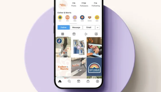 mockup-em-social-scaled-1000x1000